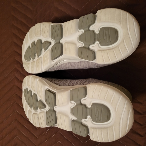 Skechers Gray Athletic Shoes - Picture 6 of 6